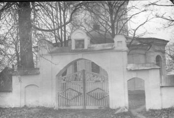 Ворота  ограды. Фото Скобельцына Б.С., 1978