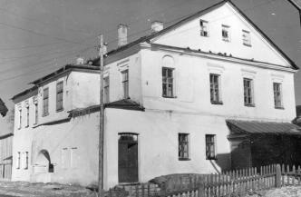 Второй дом  Сутоцкого. Вид с юго-западной стороны.  Фото Постникова Б.А., 1973