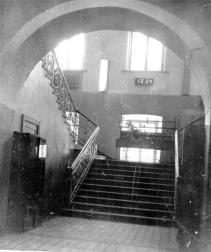 Парадная лестница. Вид с 1-го этажа. Фото В.Е. Самусенко 1990