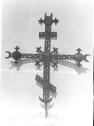 Металлический крест главы четверика. Фото Б.Скобельцына. 1961 г.