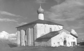 Церковь Козьмы и Дамиана. Вид с северо-западной стороны. Фото В.Лебедевой. 1972 г.