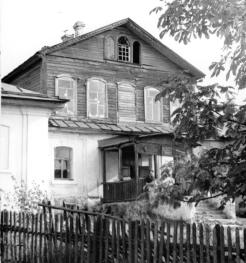 Усадебный дом Бороздина. Фрагмент дворового фасада. Фото Б.Скобельцына. 1977 г.