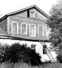 Усадебный дом Бороздина. Фрагмент южного фасада. Фото Б.Скобельцына. 1977 г.