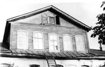 Усадебный дом Бороздина. Мансарда. Главный фасад. Фото Б.Скобельцына. 1977 г.