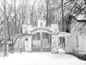 Главные кладбищенские ворота. Фото Лебедева А.М.,1988