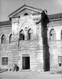 Фрагмент главного фасада. Фото Скобельцына Б.С.,1959