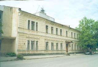 Дом Медема (доходный). Около 1907 г. Главный фасад. Фото 2001 г.  г.Псков, ул.Гоголя, д.14.