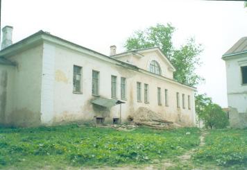 Дом предводителя дворянства. Кон. XVII в. Северный фасад. Фото 2001 г.  г.Псков, ул.Советская, д.52-а.