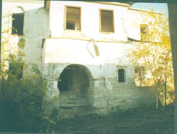 Палаты (2 дом Сутоцкого). Кон. XVII в. Западный фасад. Крыльцо. Фото 2000 г.  г.Псков, ул.Советская, д.50-а.