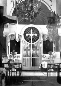 Интерьер  южного придела  с фрагментом  иконостаса.  Фото  Скобельцына Б.С., 1975 г