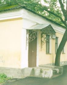 г.Псков, ул.Кузнецкая, д.7  Дом жилой. 1908 г.  Главный фасад. Кованый зонт.