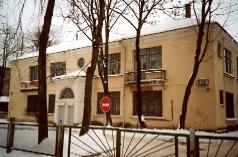 г.Псков, ул.Пароменская, д.6  Детский сад-ясли. 1955 г. Фото 2005 г.  Главный фасад. Вид с северо-запада.