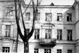 г.Псков, ул.Некрасова, 25  Дом жилой К.И.Гельдта. 1881 г.  Главный фасад. Балкон 2-го этажа.  Фото 1987 г.