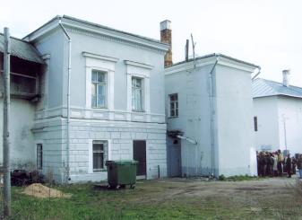 г.Псков, Кремль, 6.  Консистория. 1853 г.; 1871 г.  Дворовый фасад. Общий вид с севера.  Фото май 2007 г.