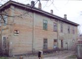 г. Псков, ул. Школьная, 16-а.  Школа земская. 1885 г.  Боковой северо-восточный фасад.  Фото апрель 2007 г.