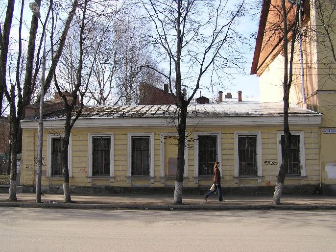 Главный фасад одноэтажного флигеля. Общий вид со стороны ул. Пушкина.