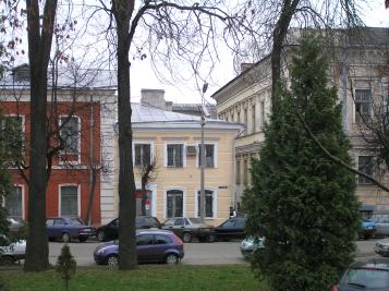 Общий вид в окружении зданий середины XIX в.
