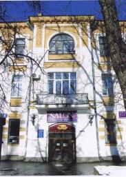 Главный фасад крыла, ориентированного вдоль Октябрьского проспекта. Фрагмент. Центральный ризалит
