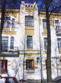 Главный фасад крыла, ориентированного вдоль Октябрьского проспекта.Фрагмент. Левый ризалит.