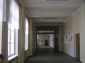 Фрагмент интерьера учебного корпуса. Центральный коридор 2-го этажа.