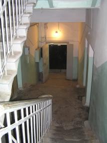 Фрагмент интерьера жилого флигеля. Лестничная клетка. Вид на площадку 1-го этажа и вход в здание.