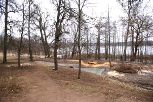 Вид на озеро и главный пруд от здания школы (места первого помещичьего дома).