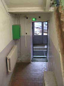 Фрагмент интерьера парадной лестничной клетки.Площадка в уровне пристройки парадного входа.