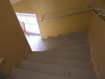 Фрагмент интерьера "черной" лестницы.Забежные  ступени между 1-м и 2-м этажами.
