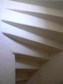 Фрагмент интерьера "черной" лестницы.Конструкция забежных ступеней.Вид снизу.