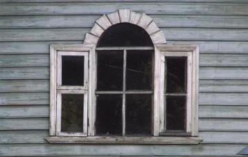 Боковой юго-западный фасад.Фрагмент фронтона.Чердачное венецианское окно