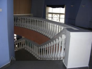 Фрагмент интерьера. Балкон и междуэтажная лестница центрального вестибюля.