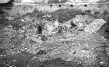 Общий вид с юго-западной стороны перед началом производства работ по расчистке и раскопу памятника.Фото 1971г.