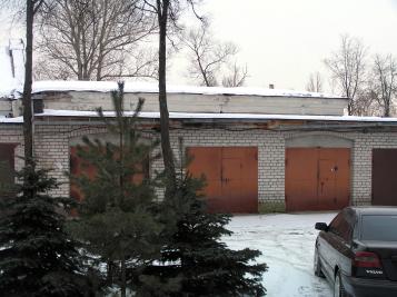 Западный боковой фасад одноэтажной (складской) части здания (застроенный гаражами).Венчающий карниз и крыша.Общий вид с запада.