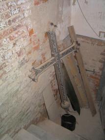 Фрагмент интерьера колокольни.Площадка лестничной клетки 1-го этажа.Крест с одного из малых куполов храма.