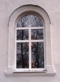 Придельная Никандровская церковь.северный фасад храма. Окно.