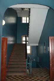 Фрагмент интерьера лестничной клетки «черного» входа. Вид с площадки 2-го этажа.